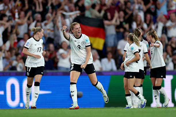 足球場(chǎng)土地平整度要求：坡度、土質(zhì)與基礎(chǔ)處理指南