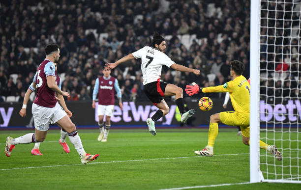 點(diǎn)球心理戰(zhàn)：球員和門(mén)將的博弈技巧大揭秘