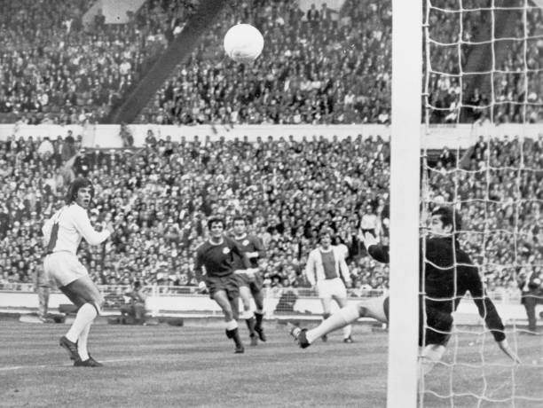 范巴斯滕對(duì)現(xiàn)代足球的影響：技術(shù)與戰(zhàn)術(shù)的先驅(qū)