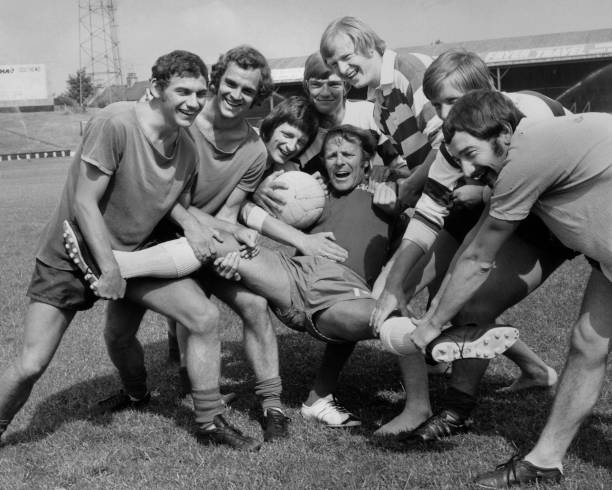 詳細(xì)分析馬拉多納如何帶領(lǐng)那不勒斯隊(duì)從意甲中游球隊(duì)蛻變?yōu)橐饧坠谲?，并成為城市的象征?></a>
                        </div>
                        <div   id=