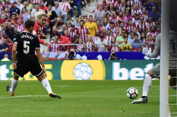 足球邊線球為什么必須雙手擲出？技術細節(jié)解析