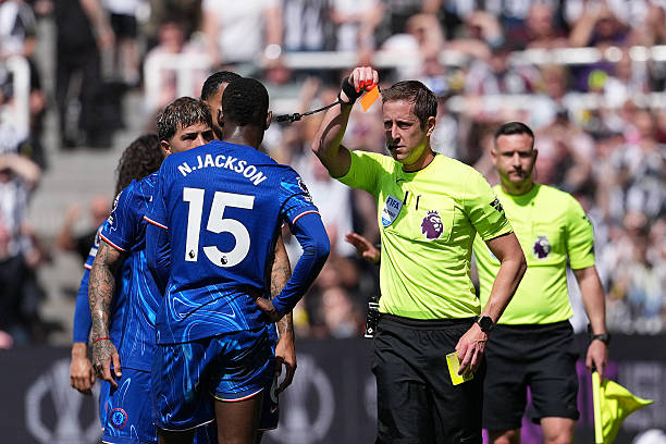 佛山市足球隊主場首秀爆滿，球迷熱情點燃賽場