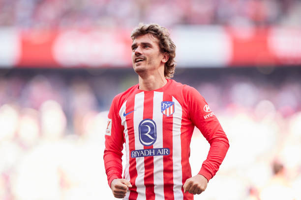 引用北歐神話中“諸神黃昏”的背景，強調其王者身份