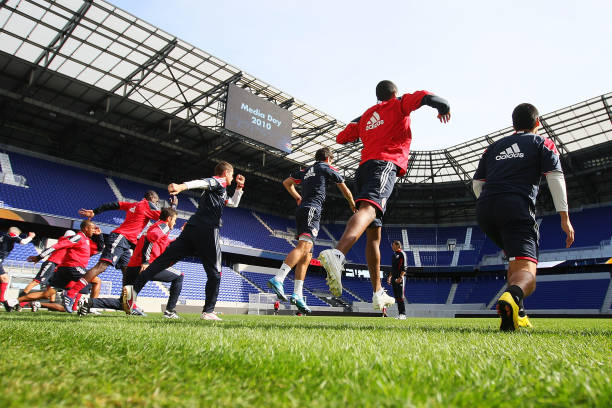 戰(zhàn)術(shù)板分析：前腰和中前衛(wèi)在不同陣型中的定位差異