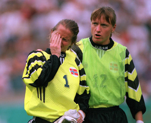 足球史上的溫情時刻！馬拉多納為梅西瘋狂打call