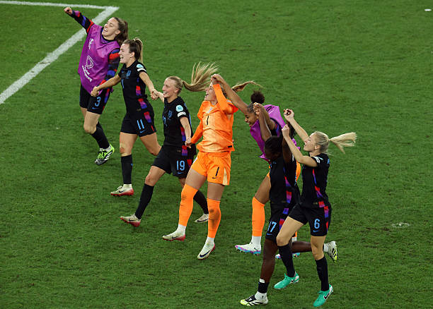 梅西的靈巧VS C羅的力量：兩種風(fēng)格誰更占優(yōu)？