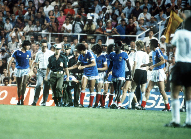 梅西凝視獎杯的瞬間：眼神中的遺憾與不甘