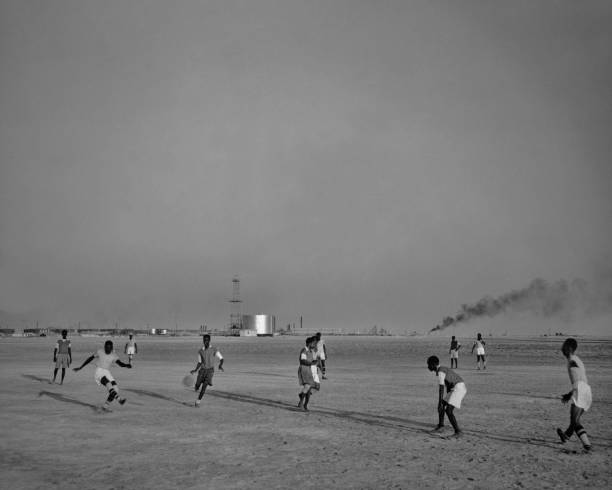 裁判手勢解析：如何區(qū)分點(diǎn)球和任意球的判罰場景