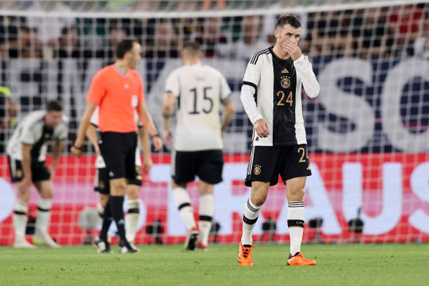 低平球 vs 高弧線球：不同邊路傳中腳法的優(yōu)缺點(diǎn)與適用場景對(duì)比