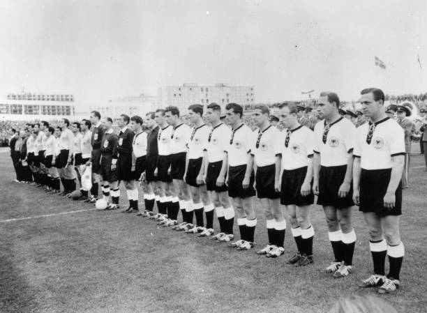 拉菲尼亞國家隊首粒進(jìn)球后與隊友慶祝時刻