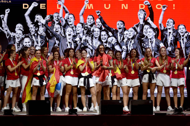 足球場(chǎng)面積如何影響比賽戰(zhàn)術(shù)與球員表現(xiàn)？