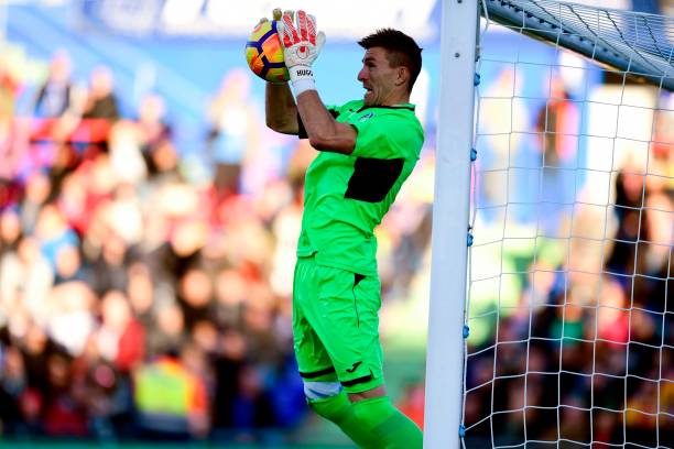 別再違例了！圖解足球邊線球的正確擲球姿勢(shì)與要領(lǐng)