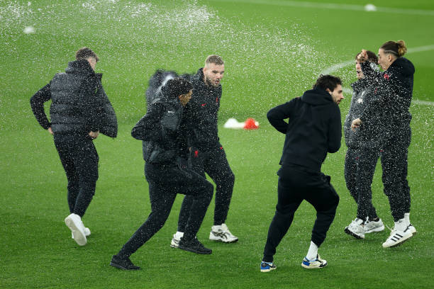 足球教科書：貝克漢姆標志性弧線球慢動作教學