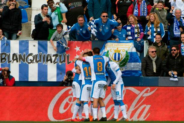 為什么任意球進(jìn)攻時(shí)球員可以站在越位位置？