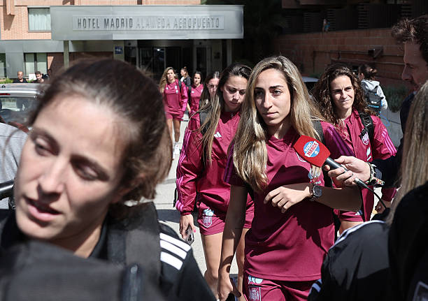 歐冠獎(jiǎng)杯閃耀梅阿查，國(guó)米鐵桿熱淚盈眶