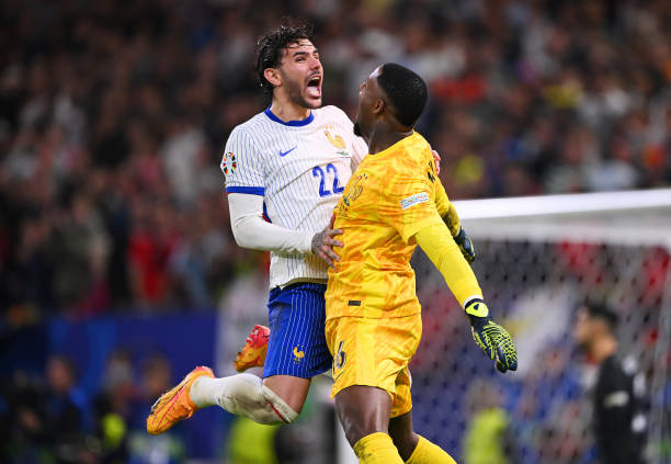 邊路傳中vs下底傳中：足球戰(zhàn)術(shù)中的關(guān)鍵區(qū)別解析