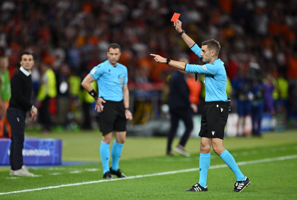 拱橋射門(mén)的物理學(xué)：角度、力量與精準(zhǔn)的完美平衡