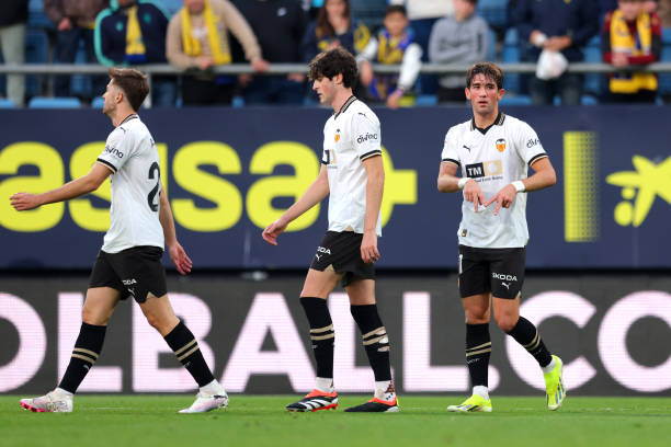 布魯克林·貝克漢姆身高與穿搭風(fēng)格：高個(gè)子男性的時(shí)尚秘訣