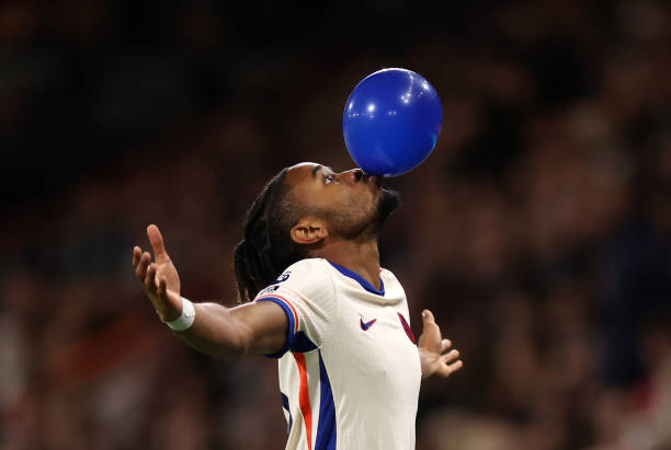 防守反擊戰(zhàn)術(shù)進(jìn)階：如何根據(jù)對(duì)手調(diào)整陣型與策略