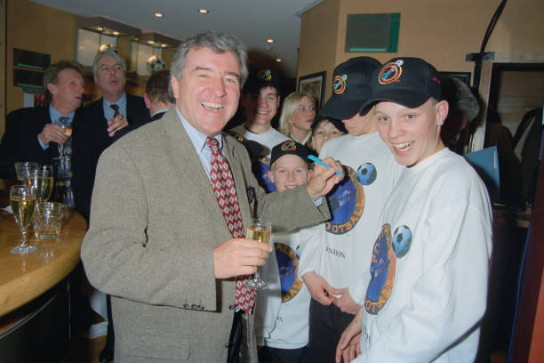 馬賽比賽中斷后續(xù)：歐足聯(lián)或?qū)⒔槿胝{(diào)查，俱樂(lè)部面臨重罰