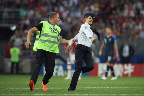 薩拉赫與愛妻甜蜜合影，網(wǎng)友：這才是真正的郎才女貌