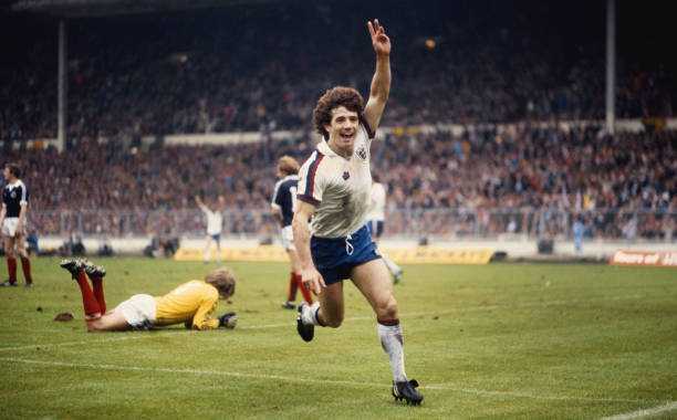 初中生七人制足球防守反擊陣型：穩(wěn)守快攻戰(zhàn)術(shù)