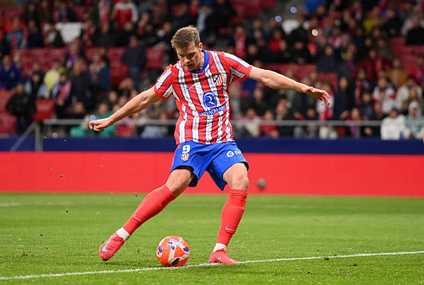 從貝氏弧線到C羅落葉球：足球物理學(xué)的演變