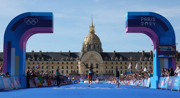 網(wǎng)友熱議趙蕊蕊“躺冠”：是調(diào)侃還是致敬？