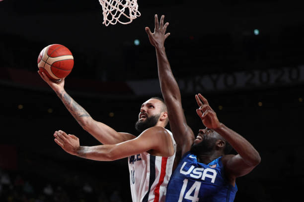 許昕/劉詩雯勇奪東京奧運會乒乓球混雙金牌