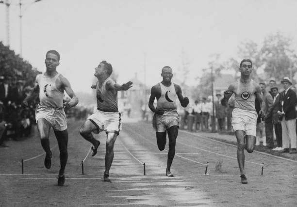 （采用提問和“對決”的方式，更具吸引力和沖突感）