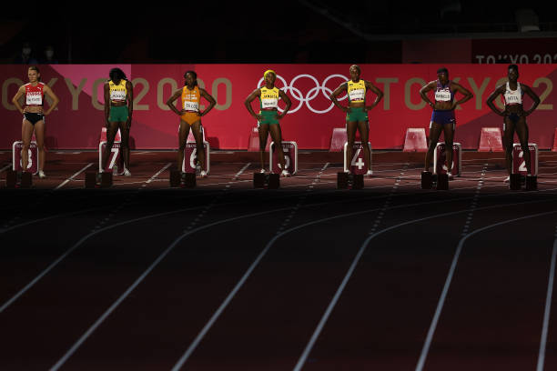 （用具體時間數(shù)據(jù)突出歷史的跨越）