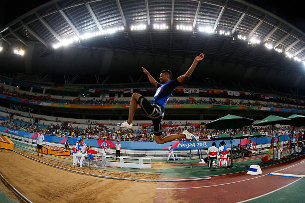 博爾特100米跑多少步？步數(shù)與速度的關(guān)系探討