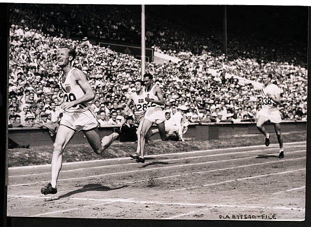 跨越式跳高動(dòng)作分解：助跑、起跳、過(guò)桿、落地