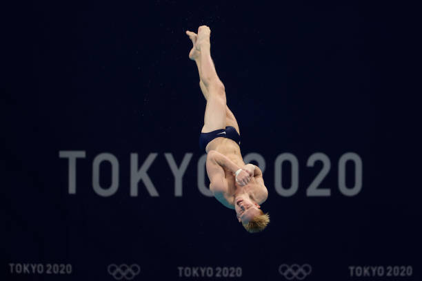 伏明霞與梁錦松的婚姻：外界怎么看這段“父女戀”？