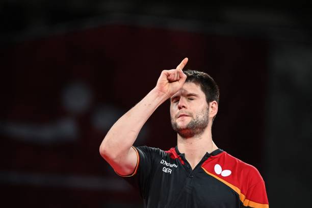 乒乓球直板發(fā)球慢動作分解：掌握旋轉(zhuǎn)與落點的秘訣