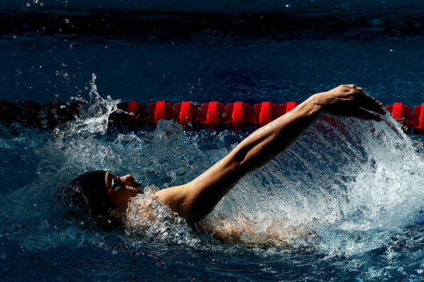 游泳腳蹬練習器材使用指南：腳蹼、浮板輔助訓練視頻