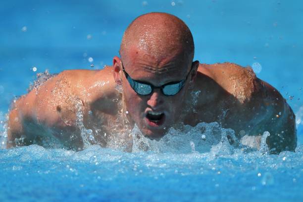 游泳比賽項目的裁判規(guī)則：如何判斷勝負(fù)