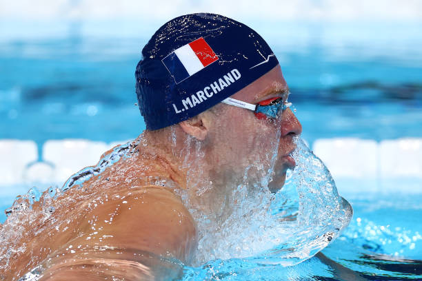 小學(xué)生游泳館簡(jiǎn)筆畫教程