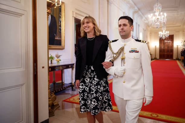 泳者無畏，浪里爭霸！XX游泳館游泳錦標賽即將開賽