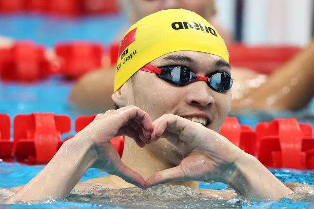 游泳館里的船：教練的秘密武器還是救生必備？