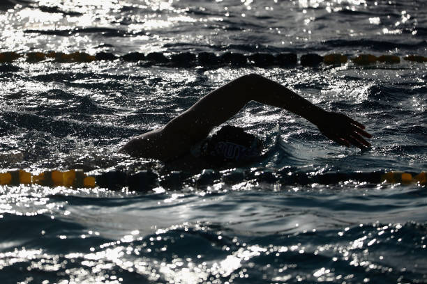 小學(xué)生游泳館卡通圖畫步驟