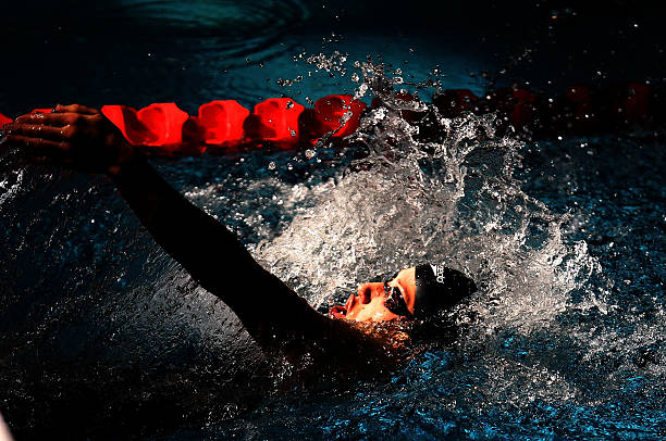 游泳對(duì)腰痛的益處：從姿勢(shì)到肌肉放松的全面分析