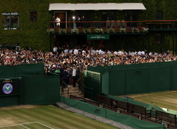 室內網球場最低高度：國際標準與建議