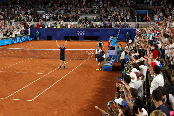 為什么雙打場地比單打場地更寬？