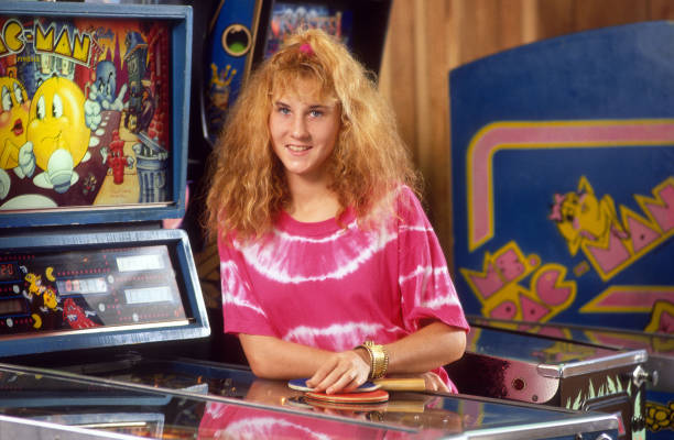 網(wǎng)球比賽中為何選手總拿三個(gè)球?揭秘背后的策略考量