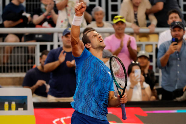 網(wǎng)球反手削球動(dòng)作圖解：專業(yè)教練的細(xì)節(jié)指導(dǎo)