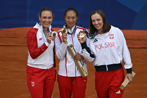 草地上的較量：2021溫網(wǎng)第二比賽日亮點集錦