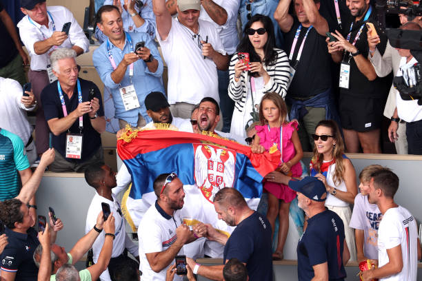 張雨霏與浙大學(xué)生切磋網(wǎng)球技術(shù)，分享職業(yè)運(yùn)動(dòng)員的心路歷程