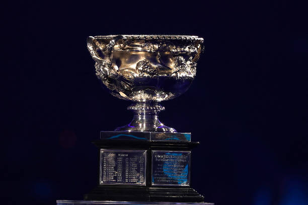 網(wǎng)球上旋發(fā)球：擊球點(diǎn)的精準(zhǔn)位置解析