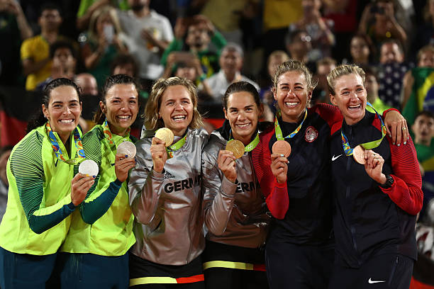 “蹬地、抬臂、壓腕”——圖解標準墊球動作流程